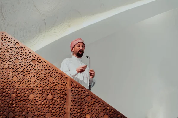 Muzułmanie Arabski Imam Przemówienie Piątek Południu Modlitwa Meczecie Muzułmanie Zebrali — Zdjęcie stockowe