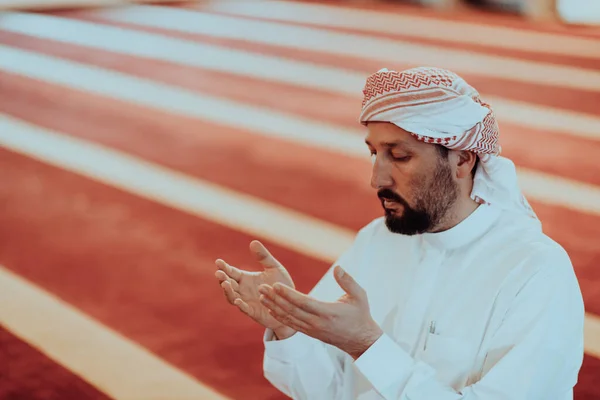 Homem Árabe Muçulmano Rezando Homem Muçulmano Religioso Orando Dentro Mesquita — Fotografia de Stock