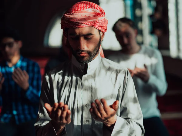 Homem Árabe Muçulmano Rezando Homem Muçulmano Religioso Orando Dentro Mesquita — Fotografia de Stock