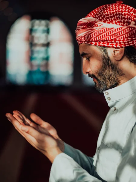 ムスリムのアラビア人男性が祈る ラマダーン中にモスク内で祈る宗教的なムスリム男性 高品質の写真 — ストック写真