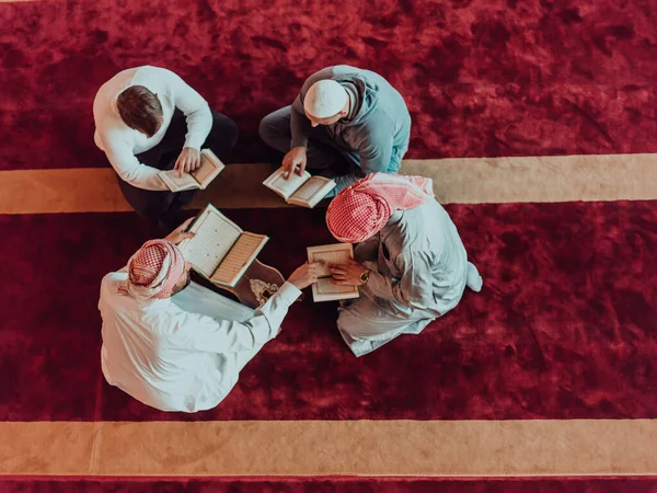 Een Groep Moslims Die Het Heilige Boek Van Koran Lezen — Stockfoto