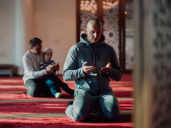 Skupina Muslimů Moderní Mešitě Modlí Muslimské Modlitební Namaz Během Svatého — Stock fotografie