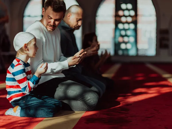 Grupp Muslims Modern Moské Muselman Bön Namaz Helig Månad Ramadan — Stockfoto