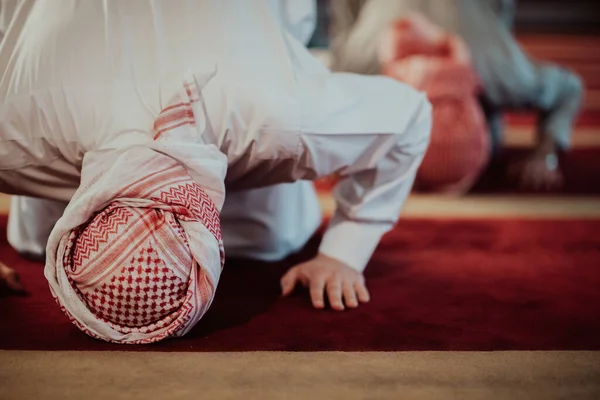 Een Groep Moslims Een Moderne Moskee Biddend Moslimgebed Namaz Tijdens — Stockfoto