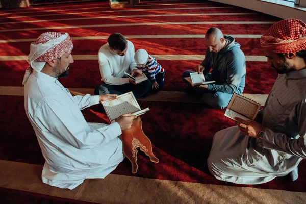 Groupe Musulmans Lisant Livre Sacré Coran Dans Une Mosquée Moderne — Photo