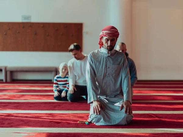 Grupo Musulmanes Una Mezquita Moderna Rezando Oración Musulmana Namaz Durante — Foto de Stock