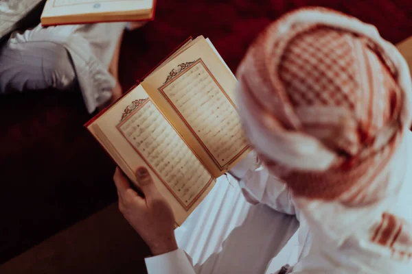 Grupo Musulmanes Leyendo Libro Sagrado Del Corán Una Mezquita Moderna —  Fotos de Stock