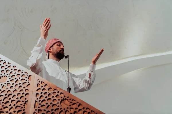 穆斯林阿拉伯伊玛目星期五下午在清真寺进行祈祷 穆斯林星期五下午聚集在清真寺里祈祷 聆听伊玛目的演说 — 图库照片