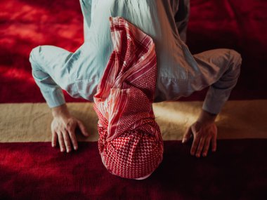 Müslümanların kutsal Ramazan ayında modern bir camide namaz kılması. 