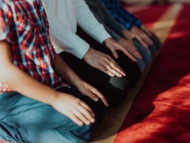 Modern bir camide Müslümanlardan bir grup kutsal Ramazan ayında namaz kılıyor.. 