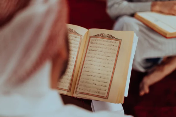 Grupo Musulmanes Leyendo Libro Sagrado Del Corán Una Mezquita Moderna —  Fotos de Stock