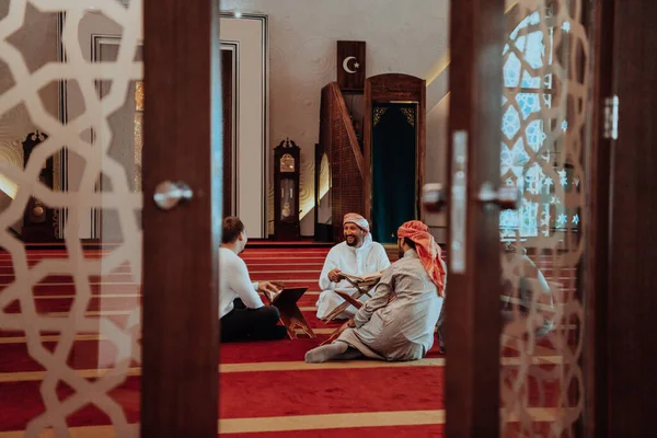 Groupe Musulmans Lisant Livre Sacré Coran Dans Une Mosquée Moderne — Photo