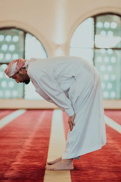 Een Moslim Biddend Een Moderne Moskee Tijdens Heilige Moslimmaand Ramadan — Stockfoto
