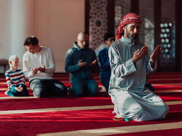 Een Groep Moslims Een Moderne Moskee Biddend Moslimgebed Namaz Tijdens — Stockfoto
