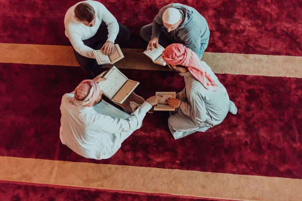 Müslüman Bir Grup Ramazan Bayramı Nda Modern Bir Camide Kuran — Stok fotoğraf