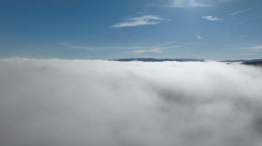 Güneş doğarken bulutların üzerinde İHA uçuşu. Bulutların arasından uç. Taze bir sabah ve bulutların üzerinde inanılmaz güneş ışınları. Yüksek kalite 4k görüntü