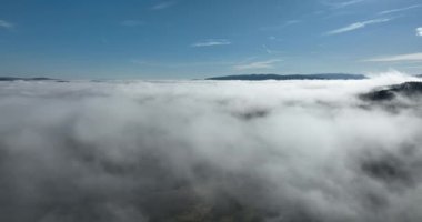 Güneş doğarken bulutların üzerinde İHA uçuşu. Bulutların arasından uç. Taze bir sabah ve bulutların üzerinde inanılmaz güneş ışınları. Yüksek kalite 4k görüntü