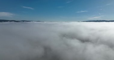 Güneş doğarken bulutların üzerinde İHA uçuşu. Bulutların arasından uç. Taze bir sabah ve bulutların üzerinde inanılmaz güneş ışınları. Yüksek kalite 4k görüntü