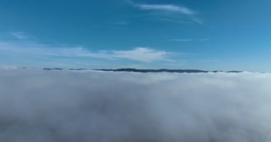 Güneş doğarken bulutların üzerinde İHA uçuşu. Bulutların arasından uç. Taze bir sabah ve bulutların üzerinde inanılmaz güneş ışınları. Yüksek kalite 4k görüntü