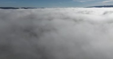 Güneş doğarken bulutların üzerinde İHA uçuşu. Bulutların arasından uç. Taze bir sabah ve bulutların üzerinde inanılmaz güneş ışınları. Yüksek kalite 4k görüntü
