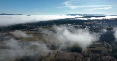 Güneş doğarken bulutların üzerinde İHA uçuşu. Bulutların arasından uç. Taze bir sabah ve bulutların üzerinde inanılmaz güneş ışınları. Yüksek kalite 4k görüntü
