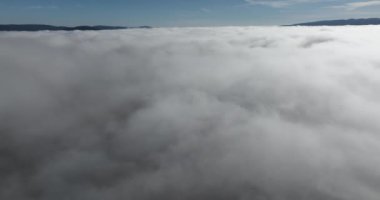 Güneş doğarken bulutların üzerinde İHA uçuşu. Bulutların arasından uç. Taze bir sabah ve bulutların üzerinde inanılmaz güneş ışınları. Yüksek kalite 4k görüntü