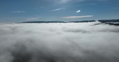 Güneş doğarken bulutların üzerinde İHA uçuşu. Bulutların arasından uç. Taze bir sabah ve bulutların üzerinde inanılmaz güneş ışınları. Yüksek kalite 4k görüntü