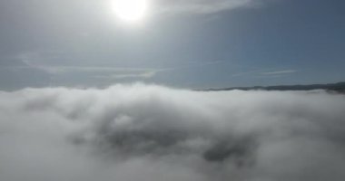Güneş doğarken bulutların üzerinde İHA uçuşu. Bulutların arasından uç. Taze bir sabah ve bulutların üzerinde inanılmaz güneş ışınları. Yüksek kalite 4k görüntü