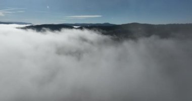Güneş doğarken bulutların üzerinde İHA uçuşu. Bulutların arasından uç. Taze bir sabah ve bulutların üzerinde inanılmaz güneş ışınları. Yüksek kalite 4k görüntü