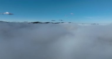 Güneş doğarken bulutların üzerinde İHA uçuşu. Bulutların arasından uç. Taze bir sabah ve bulutların üzerinde inanılmaz güneş ışınları. Yüksek kalite 4k görüntü