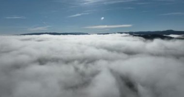 Güneş doğarken bulutların üzerinde İHA uçuşu. Bulutların arasından uç. Taze bir sabah ve bulutların üzerinde inanılmaz güneş ışınları. Yüksek kalite 4k görüntü