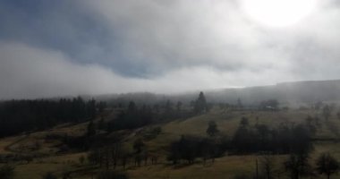 Güneş doğarken bulutların üzerinde İHA uçuşu. Bulutların arasından uç. Taze bir sabah ve bulutların üzerinde inanılmaz güneş ışınları. Yüksek kalite 4k görüntü