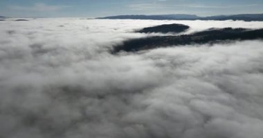 Güneş doğarken bulutların üzerinde İHA uçuşu. Bulutların arasından uç. Taze bir sabah ve bulutların üzerinde inanılmaz güneş ışınları. Yüksek kalite 4k görüntü
