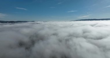 Güneş doğarken bulutların üzerinde İHA uçuşu. Bulutların arasından uç. Taze bir sabah ve bulutların üzerinde inanılmaz güneş ışınları. Yüksek kalite 4k görüntü