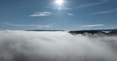 Güneş doğarken bulutların üzerinde İHA uçuşu. Bulutların arasından uç. Taze bir sabah ve bulutların üzerinde inanılmaz güneş ışınları. Yüksek kalite 4k görüntü