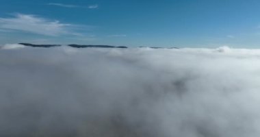 Güneş doğarken bulutların üzerinde İHA uçuşu. Bulutların arasından uç. Taze bir sabah ve bulutların üzerinde inanılmaz güneş ışınları. Yüksek kalite 4k görüntü