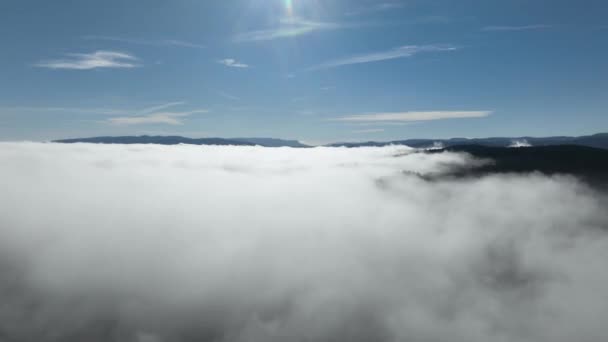 Güneş Doğarken Bulutların Üzerinde Uçuşu Bulutların Arasından Taze Bir Sabah — Stok video