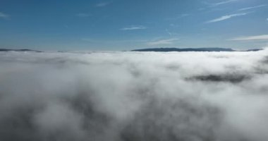 Güneş doğarken bulutların üzerinde İHA uçuşu. Bulutların arasından uç. Taze bir sabah ve bulutların üzerinde inanılmaz güneş ışınları. Yüksek kalite 4k görüntü
