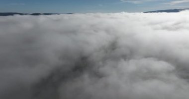 Güneş doğarken bulutların üzerinde İHA uçuşu. Bulutların arasından uç. Taze bir sabah ve bulutların üzerinde inanılmaz güneş ışınları. Yüksek kalite 4k görüntü