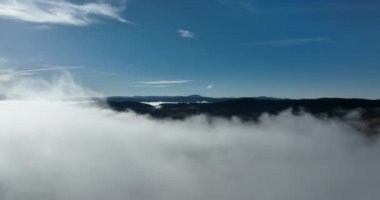 Güneş doğarken bulutların üzerinde İHA uçuşu. Bulutların arasından uç. Taze bir sabah ve bulutların üzerinde inanılmaz güneş ışınları. Yüksek kalite 4k görüntü