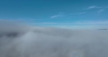 Güneş doğarken bulutların üzerinde İHA uçuşu. Bulutların arasından uç. Taze bir sabah ve bulutların üzerinde inanılmaz güneş ışınları. Yüksek kalite 4k görüntü