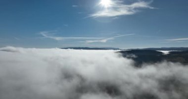 Güneş doğarken bulutların üzerinde İHA uçuşu. Bulutların arasından uç. Taze bir sabah ve bulutların üzerinde inanılmaz güneş ışınları. Yüksek kalite 4k görüntü