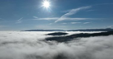 Güneş doğarken bulutların üzerinde İHA uçuşu. Bulutların arasından uç. Taze bir sabah ve bulutların üzerinde inanılmaz güneş ışınları. Yüksek kalite 4k görüntü