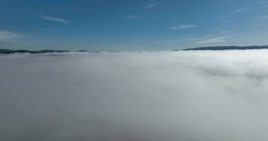 Güneş doğarken bulutların üzerinde İHA uçuşu. Bulutların arasından uç. Taze bir sabah ve bulutların üzerinde inanılmaz güneş ışınları. Yüksek kalite 4k görüntü