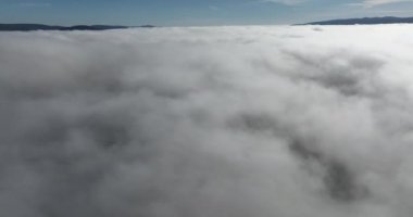 Güneş doğarken bulutların üzerinde İHA uçuşu. Bulutların arasından uç. Taze bir sabah ve bulutların üzerinde inanılmaz güneş ışınları. Yüksek kalite 4k görüntü