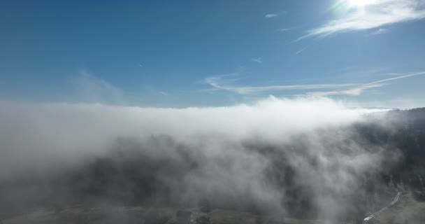 太阳升起时 无人机在云层上飞行 在云中飞翔 清新的早晨和迷人的阳光笼罩在云雾中 高质量的4K镜头 — 图库视频影像