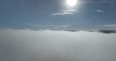 Güneş doğarken bulutların üzerinde İHA uçuşu. Bulutların arasından uç. Taze bir sabah ve bulutların üzerinde inanılmaz güneş ışınları. Yüksek kalite 4k görüntü