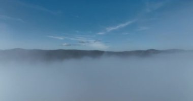 Güneş doğarken bulutların üzerinde İHA uçuşu. Bulutların arasından uç. Taze bir sabah ve bulutların üzerinde inanılmaz güneş ışınları. Yüksek kalite 4k görüntü