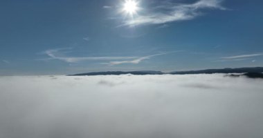 Güneş doğarken bulutların üzerinde İHA uçuşu. Bulutların arasından uç. Taze bir sabah ve bulutların üzerinde inanılmaz güneş ışınları. Yüksek kalite 4k görüntü