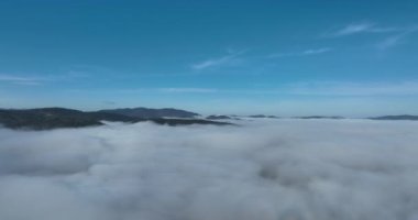 Güneş doğarken bulutların üzerinde İHA uçuşu. Bulutların arasından uç. Taze bir sabah ve bulutların üzerinde inanılmaz güneş ışınları. Yüksek kalite 4k görüntü